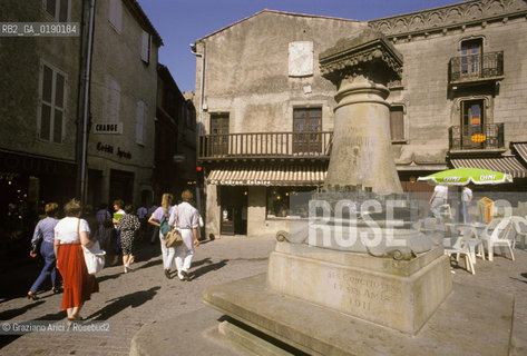 ( FRANCIA  )  LANGUEDOC-ROUSSILLON  CARCASSONNE : LA CITE UNA VIA DEL CENTRO © 1999 Graziano Arici/Rosebud2 / GEO CASTELLO ERESIA CATARA CATARI
