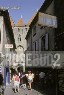( FRANCIA  )  LANGUEDOC-ROUSSILLON  CARCASSONNE : LA CITE UNA STRADA DELLA CITTA © 1999 Graziano Arici/Rosebud2 / GEO CASTELLO ERESIA CATARA CATARI