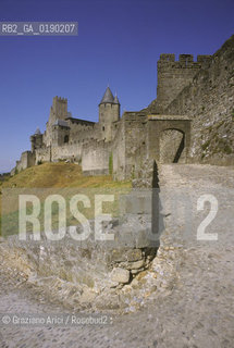 ( FRANCIA  )  LANGUEDOC-ROUSSILLON  CARCASSONNE : LA CITE MURA E PORTA DAUDE © 1999 Graziano Arici/Rosebud2 / GEO CASTELLO ERESIA CATARA CATARI