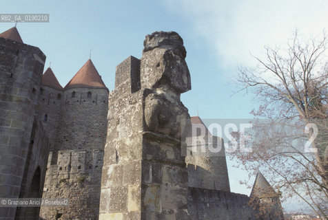 ( FRANCIA  )  LANGUEDOC-ROUSSILLON  CARCASSONNE : LA CITE MURA E PORTA NARBONNAISE STATUA DE LA CARCASSE © 1999 Graziano Arici/Rosebud2 / GEO CASTELLO ERESIA CATARA CATARI
