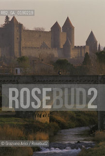 ( FRANCIA  )  LANGUEDOC-ROUSSILLON  CARCASSONNE : LA CITE MURA E IL FIUME AUDE © 1999 Graziano Arici/Rosebud2 / GEO CASTELLO ERESIA CATARA CATARI