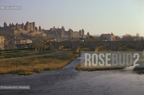 ( FRANCIA  )  LANGUEDOC-ROUSSILLON  CARCASSONNE : LA CITE MURA E IL FIUME AUDE © 1999 Graziano Arici/Rosebud2 / GEO CASTELLO ERESIA CATARA CATARI