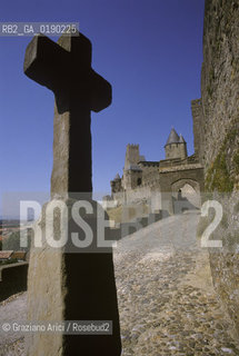 ( FRANCIA  )  LANGUEDOC-ROUSSILLON  CARCASSONNE : LA CITE MURA E PORTA DAUDE © 1999 Graziano Arici/Rosebud2 / GEO CASTELLO ERESIA CATARA CATARI CROCE