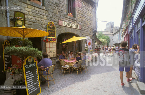 ( FRANCIA  )  LANGUEDOC-ROUSSILLON  CARCASSONNE : LA CITE  UNA VIA DEL CENTRO © 1999 Graziano Arici/Rosebud2 / GEO CASTELLO ERESIA CATARA CATARI
