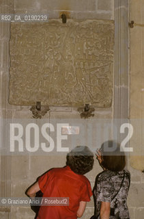 ( FRANCIA  )  LANGUEDOC-ROUSSILLON  CARCASSONNE : LA CITE CHIESA DI ST-NAZAIRE PIERRE DU SIEGE PIETRA DELLASSEDIO RAFFIGURANTE LA MORTE DI SIMON DE MONTFORT DURANTE LA CROCIATA CONTRO GLI ALBIGESI  © 1999 Graziano Arici/Rosebud2 / GEO CASTELLO ERESIA CATARA CATARI