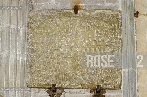 ( FRANCIA  )  LANGUEDOC-ROUSSILLON  CARCASSONNE : LA CITE CHIESA DI ST-NAZAIRE PIERRE DU SIEGE PIETRA DELLASSEDIO RAFFIGURANTE LA MORTE DI SIMON DE MONTFORT DURANTE LA CROCIATA CONTRO GLI ALBIGESI  © 1999 Graziano Arici/Rosebud2 / GEO