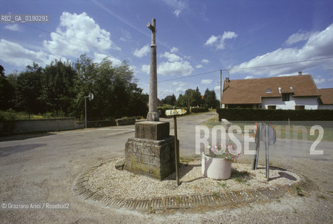 ( FRANCIA  )  BORGOGNA  CHALON-SUR-SAONE  : IL PAESE SAINT-LOUP-DE-VARENNE DOVE NIEPCE SCATTO LA PRIMA FOTOGRAFIA © 1999 Graziano Arici/Rosebud2 / GEO FOTOGRAFIA