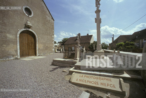 ( FRANCIA  )  BORGOGNA  CHALON-SUR-SAONE  : TOMBA DI NICEPHORE NIEPCE  © 1999 Graziano Arici/Rosebud2 / GEO FOTOGRAFIA