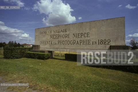 ( FRANCIA  )  BORGOGNA  CHALON-SUR-SAONE  : IL PAESE SAINT-LOUP-DE-VARENNE DOVE NIEPCE SCATTO LA PRIMA FOTOGRAFIA © 1999 Graziano Arici/Rosebud2 / GEO FOTOGRAFIA