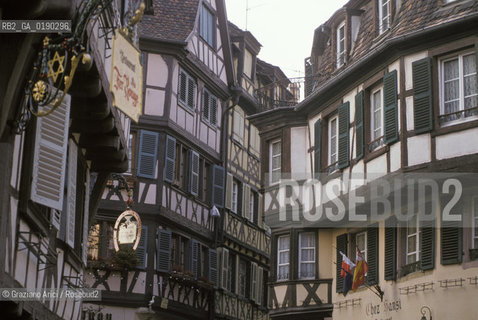 ( FRANCIA  )  ALSAZIA  COLMAR  : UNA STRADA DEL CENTRO  © 1999 Graziano Arici/Rosebud2 / GEO CASA A GRATICCIO