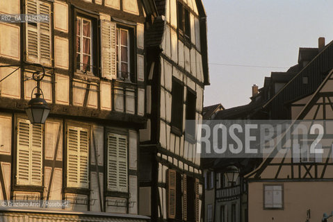 ( FRANCIA  )  ALSAZIA  COLMAR  : UNA STRADA DEL CENTRO  © 1999 Graziano Arici/Rosebud2 / GEO CASE A GRATICCIO