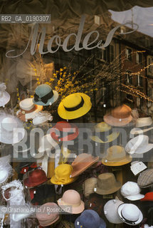 ( FRANCIA  )  ALSAZIA  COLMAR  : NEGOZIO DI CAPPELLI  © 1999 Graziano Arici/Rosebud2 / GEO