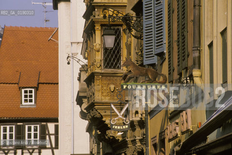 ( FRANCIA  )  ALSAZIA  COLMAR  : UNA VIA DEL CENTRO  © 1999 Graziano Arici/Rosebud2 / GEO INSEGNA