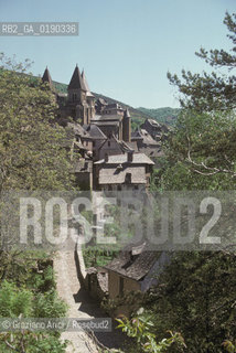 ( FRANCIA  )  MIDI-PYRENEES CONQUES :  IL PAESE E LA CHIESA DELLA STE-FOY © 1999 Graziano Arici/Rosebud2 / GEO PELLEGRINO PELLEGRINAGGIO