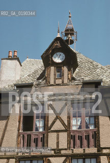 ( FRANCIA  )  MIDI-PYRENEES CONQUES : UNA CASA DEL CENTRO OROLOGIO  © 1999 Graziano Arici/Rosebud2 / GEO PELLEGRINO PELLEGRINAGGIO
