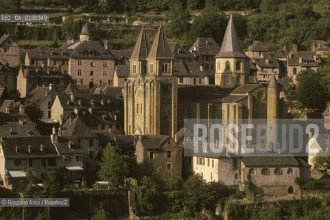 ( FRANCIA  )  MIDI-PYRENEES CONQUES : PANORAMA CON LA CHIESA DELLA STE-FOY  © 1999 Graziano Arici/Rosebud2 / GEO PELLEGRINO PELLEGRINAGGIO ROMANICO