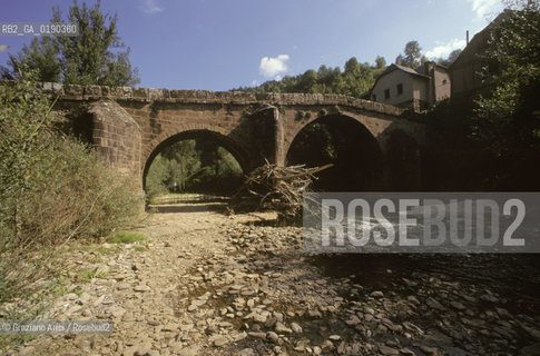 ( FRANCIA  )  MIDI-PYRENEES CONQUES : PONTE ROMANICO © 1999 Graziano Arici/Rosebud2 / GEO PELLEGRINO PELLEGRINAGGIO