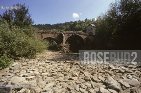 ( FRANCIA  )  MIDI-PYRENEES CONQUES : IL PONTE ROMANICO  © 1999 Graziano Arici/Rosebud2 / GEO PELLEGRINO PELLEGRINAGGIO