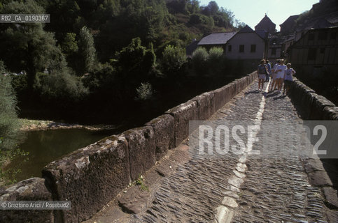 ( FRANCIA  )  MIDI-PYRENEES CONQUES : IL PONTE ROMANICO  © 1999 Graziano Arici/Rosebud2 / GEO PELLEGRINO PELLEGRINAGGIO
