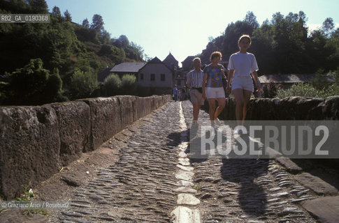 ( FRANCIA  )  MIDI-PYRENEES CONQUES : PONTE ROMANICO  © 1999 Graziano Arici/Rosebud2 / GEO PELLEGRINO PELLEGRINAGGIO