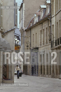 ( FRANCIA  )  BORGOGNA DIGIONE : UNA STRADA DEL CENTRO  © 1999 Graziano Arici/Rosebud2 / GEO