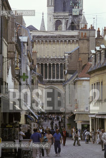 ( FRANCIA  )  BORGOGNA DIGIONE : RUE MUSETTE E LA CHIESA NOTRE DAME  © 1999 Graziano Arici/Rosebud2 / GEO