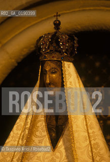 ( FRANCIA  )  BORGOGNA DIGIONE : LA CHIESA NOTRE-DAME STATUA DELLA VERGINE © 1999 Graziano Arici/Rosebud2 / GEO GOTICO