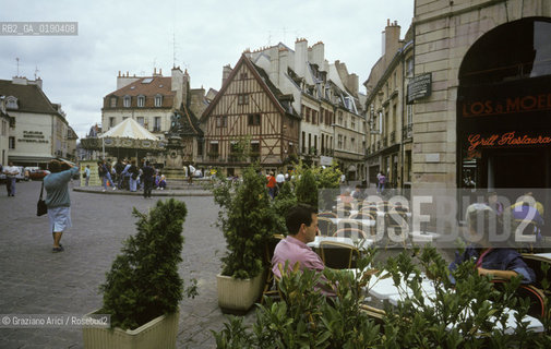 ( FRANCIA  )  BORGOGNA DIGIONE : UNA PIAZZA DEL CENTRO © 1999 Graziano Arici/Rosebud2 / GEO
