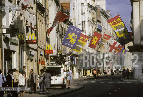 ( FRANCIA  )  BORGOGNA DIGIONE : RUE DE LA LIBERTE © 1999 Graziano Arici/Rosebud2 / GEO BANDIERE