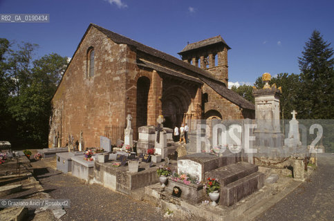 ( FRANCIA  )  MIDI-PYRENEES ESPALION :  CHIESA DI PERSE © 1999 Graziano Arici/Rosebud2 / GEO