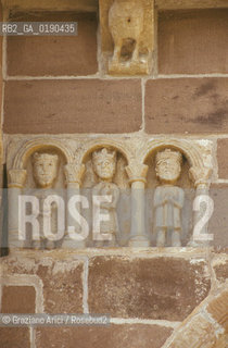 ( FRANCIA  )  MIDI-PYRENEES ESPALION :  CHIESA DI PERSE RE MAGI © 1999 Graziano Arici/Rosebud2 / GEO