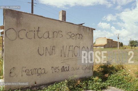 ( FRANCIA  )  LANGUEDOC-ROUSSILLON FANJEAUX : BASE DELLA PREDICAZIONE DI SAN DOMENICO SCRITTA INDIPENDENTISTA © 1999 Graziano Arici/Rosebud2 / GEO ERESIA CATARA CATARI