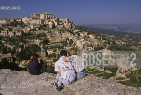 ( FRANCIA  )  PROVENCE-ALPES-COTE DAZUR GORDES : PANORAMA DEL PAESE © 1999 Graziano Arici/Rosebud2 / GEO
