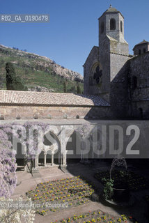 ( FRANCIA  )  LANGUEDOC-ROUSSILLON ABBAZIA DI FONTFROIDE CHIOSTRO © 1999 Graziano Arici/Rosebud2 / GEO