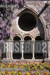 ( FRANCIA  )  LANGUEDOC-ROUSSILLON ABBAZIA DI FONTFROIDE CHIOSTRO © 1999 Graziano Arici/Rosebud2 / GEO FIORE