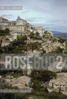 ( FRANCIA  )  PROVENCE-ALPES-COTE DAZUR GORDES : PANORAMA DEL PAESE © 1999 Graziano Arici/Rosebud2 / GEO