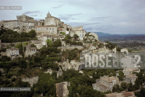 ( FRANCIA  )  PROVENCE-ALPES-COTE DAZUR GORDES : PANORAMA DEL PAESE © 1999 Graziano Arici/Rosebud2 / GEO