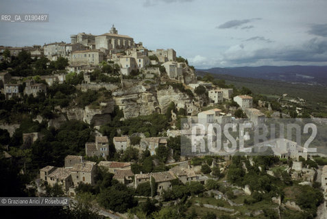 ( FRANCIA  )  PROVENCE-ALPES-COTE DAZUR GORDES : PANORAMA DEL PAESE © 1999 Graziano Arici/Rosebud2 / GEO