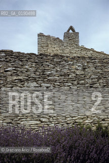 ( FRANCIA  )  PROVENCE-ALPES-COTE DAZUR GORDES : MURO E LAVANDA © 1999 Graziano Arici/Rosebud2 / GEO  PIETRA