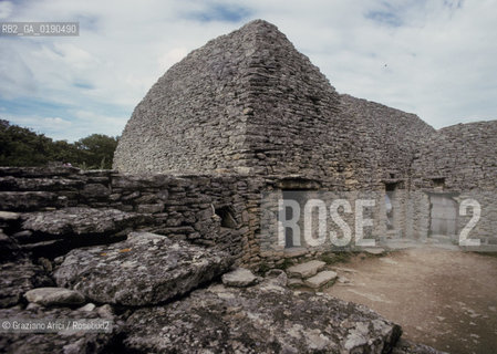( FRANCIA  )  PROVENCE-ALPES-COTE DAZUR GORDES : CASE DI PASTORI © 1999 Graziano Arici/Rosebud2 / GEO