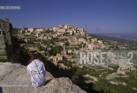 ( FRANCIA  )  PROVENCE-ALPES-COTE DAZUR GORDES : PANORAMA DEL PAESE © 1999 Graziano Arici/Rosebud2 / GEO