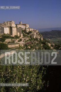 ( FRANCIA  )  PROVENCE-ALPES-COTE DAZUR GORDES : PANORAMA DEL PAESE © 1999 Graziano Arici/Rosebud2 / GEO