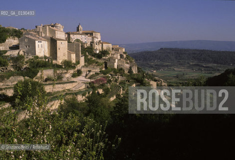 ( FRANCIA  )  PROVENCE-ALPES-COTE DAZUR GORDES : PANORAMA DEL PAESE © 1999 Graziano Arici/Rosebud2 / GEO