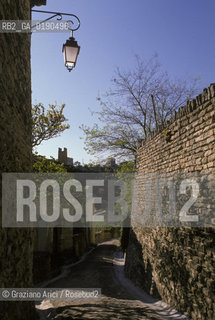 ( FRANCIA  )  PROVENCE-ALPES-COTE DAZUR GORDES : UNA STRADA  DEL PAESE © 1999 Graziano Arici/Rosebud2 / GEO