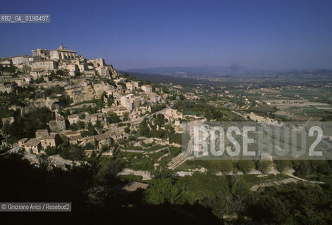 ( FRANCIA  )  PROVENCE-ALPES-COTE DAZUR GORDES : PANORAMA  DEL PAESE © 1999 Graziano Arici/Rosebud2 / GEO