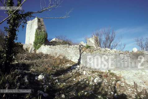 ( FRANCIA  )  PROVENCE-ALPES-COTE DAZUR LACOSTE :IL CASTELLO DEL MARCHESE DE SADE © 1999 Graziano Arici/Rosebud2 / GEO