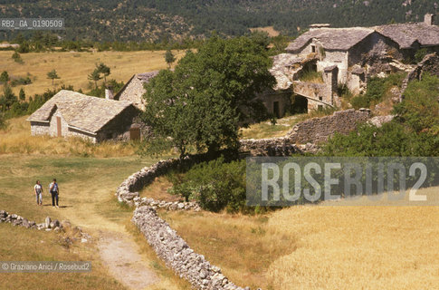 ( FRANCIA  )  LANGUEDOC-ROUSSILLON ALTIPIANO DEL LARZAC CAUSSE : VILLAGGIO © 1999 Graziano Arici/Rosebud2 / GEO
