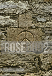 ( FRANCIA  )  LANGUEDOC-ROUSSILLON ALTIPIANO DEL LARZAC CAUSSE : VILLAGGIO DE LA BLAQUIERE CENTRO DELLA LOTTA DEI PASTORI  © 1999 Graziano Arici/Rosebud2 / GEO  MURO PACE