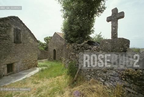 ( FRANCIA  )  LANGUEDOC-ROUSSILLON ALTIPIANO DEL LARZAC CAUSSE : VILLAGGIO DE LA BLAQUIERE CENTRO DELLA LOTTA DEI PASTORI  © 1999 Graziano Arici/Rosebud2 / GEO