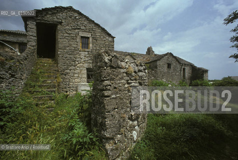 ( FRANCIA  )  LANGUEDOC-ROUSSILLON ALTIPIANO DEL LARZAC CAUSSE : VILLAGGIO DE LA BLAQUIERE CENTRO DELLA LOTTA DEI PASTORI  © 1999 Graziano Arici/Rosebud2 / GEO